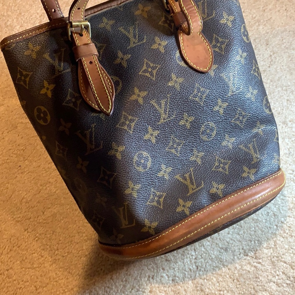 Louis Vuitton petite bucket bag